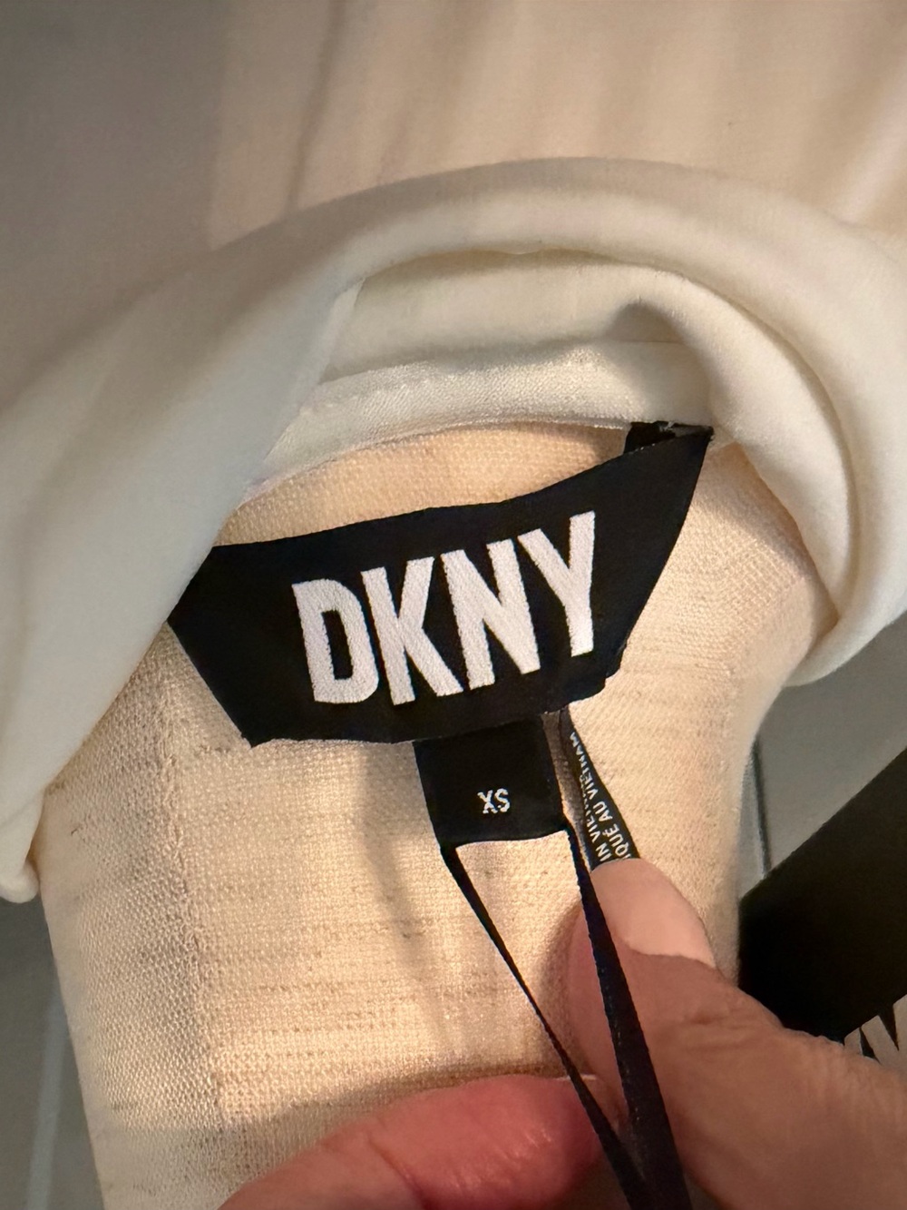 NWT DKNY White faux Wrap-Style Short Sleeve Blouse
Stretchy fabric - Picture 2 of 5
